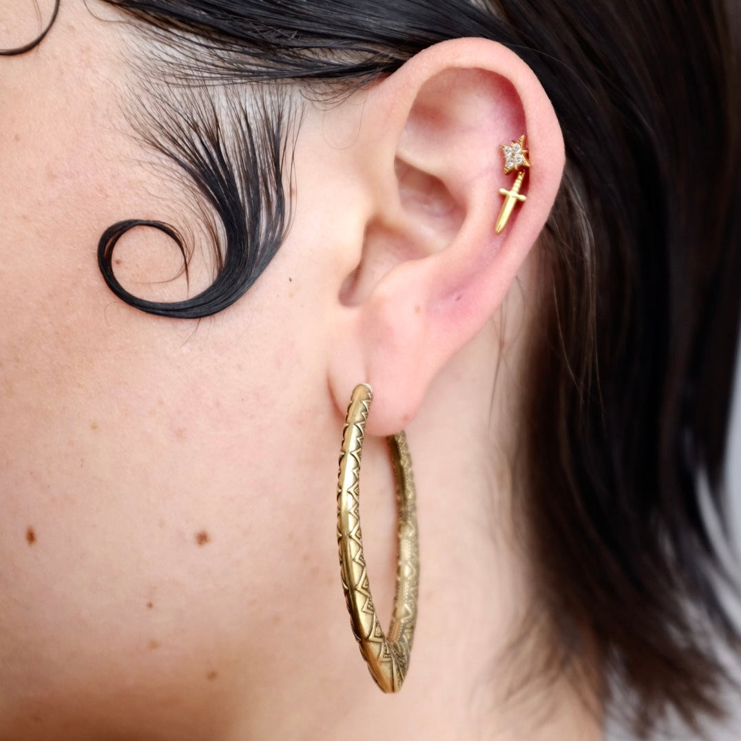 GOLDEN DAGGER FLAT BACK STUD